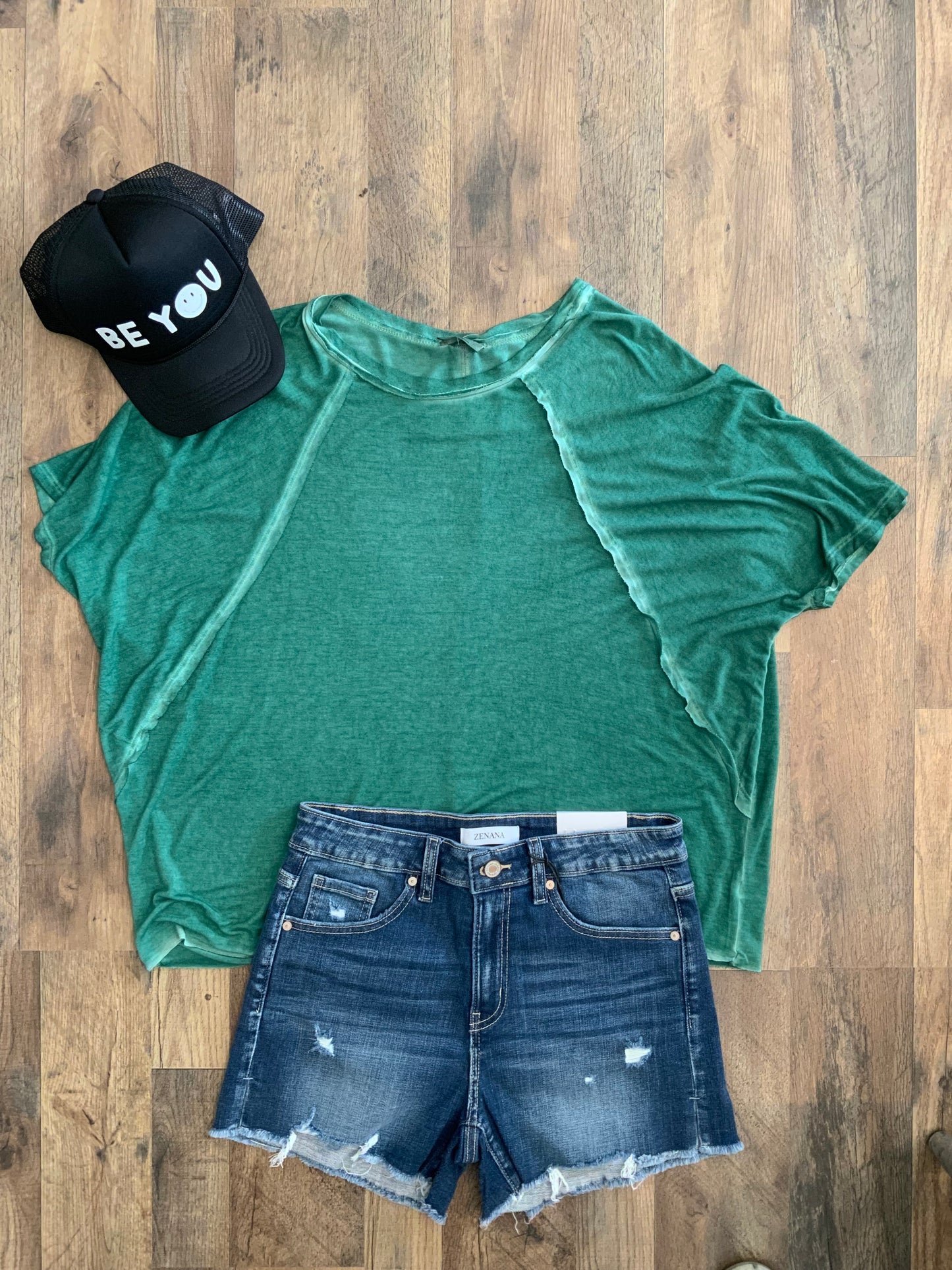 SATURDAY TEE DK GREEN